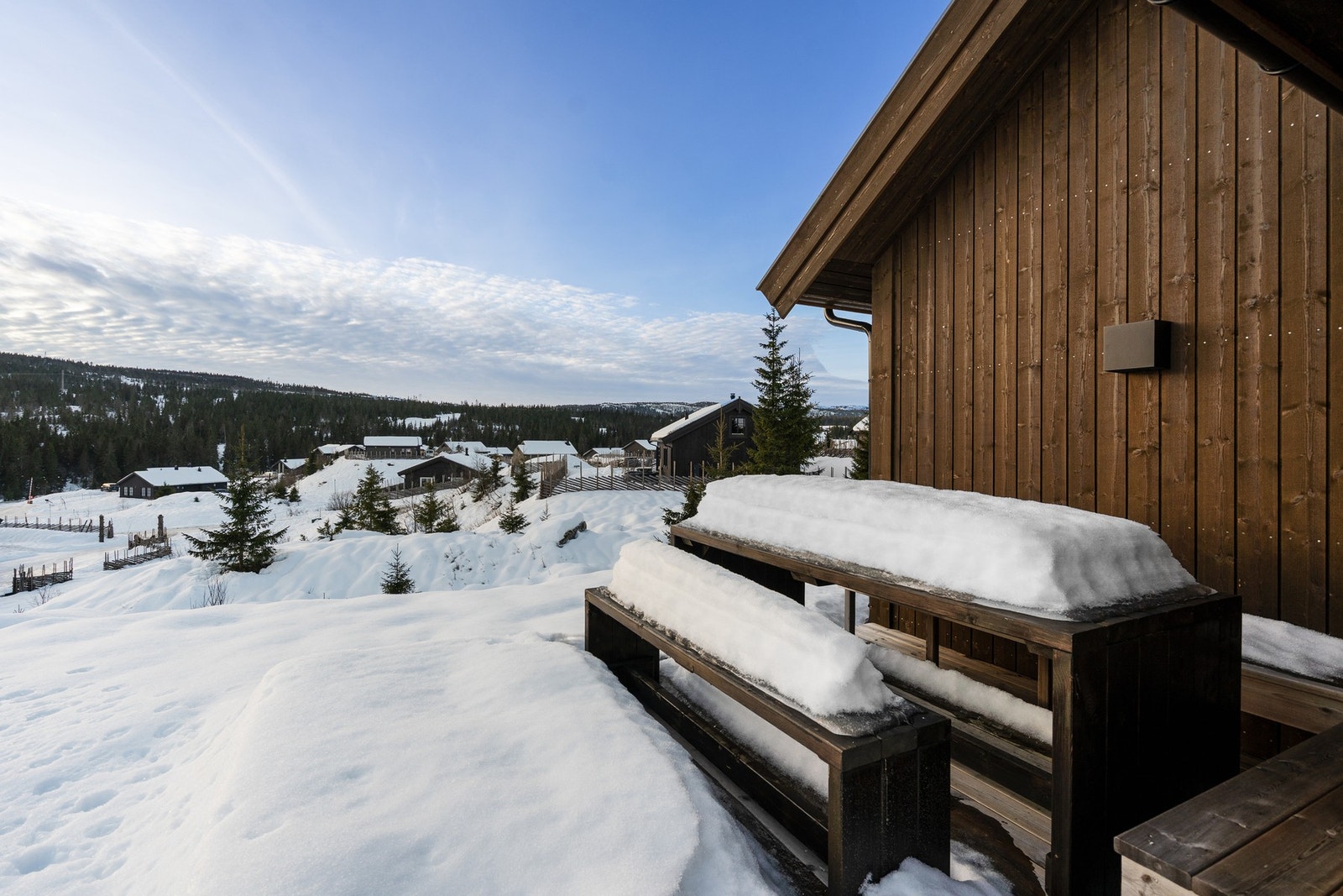 Det er etablert terrasser på mark ved inngangspartiet og utenfor stue/kjøkken. Galleribilde