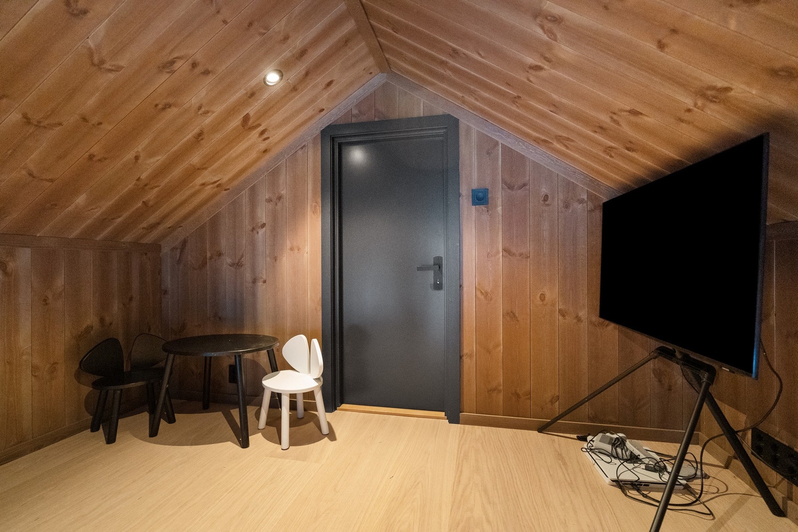 Hemsarealet har to disponible rom som egner seg godt til TV-stue, oppholdsrom, kontorplass eller soveplasser etter behov. Galleribilde