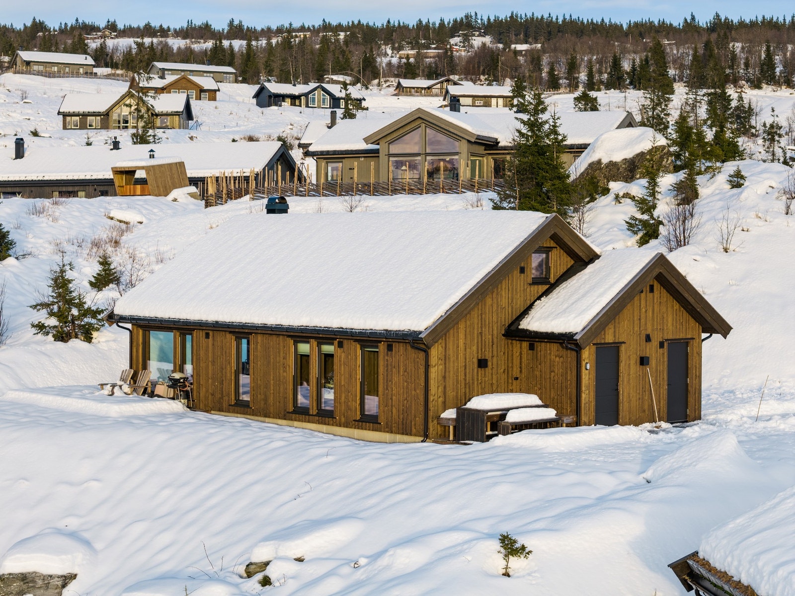 Hytta i Slåseterlia 58 ligger attraktivt til i et av Skeikampens nyeste og mest ettertraktede hytteområder. Galleribilde