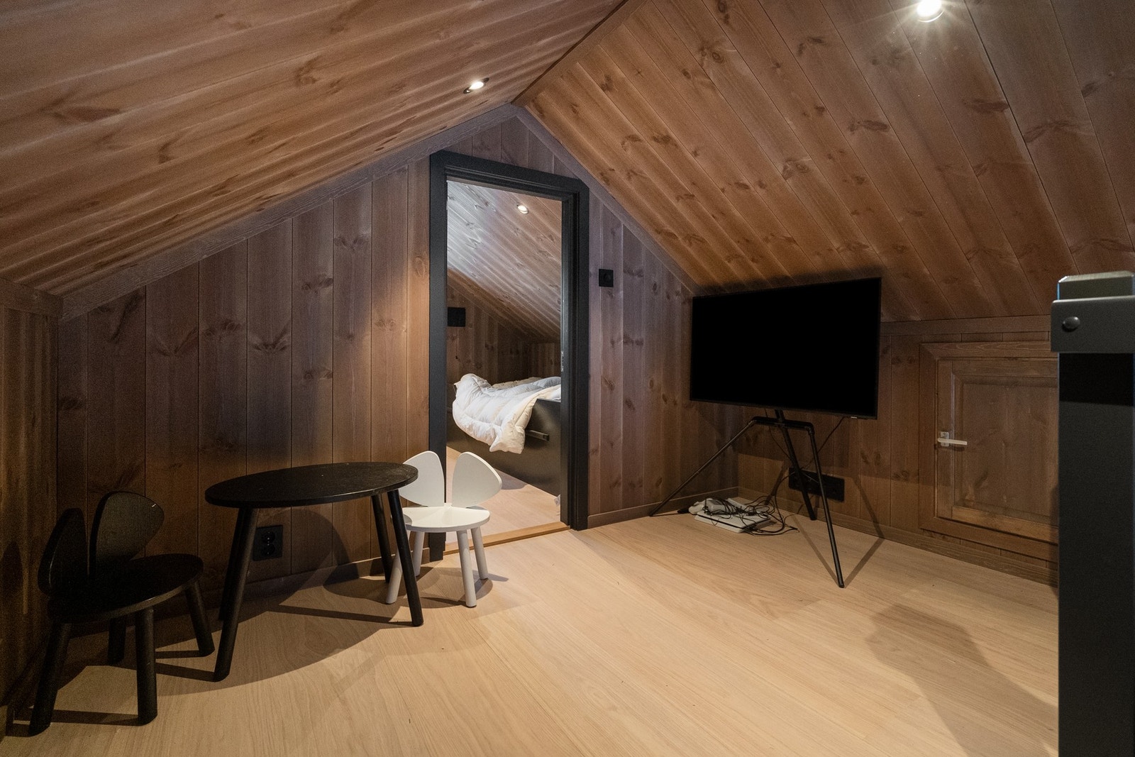 Fra gangen leder trappen opp til hemsen, som gir boligen et ekstra og fleksibelt bruksareal. Galleribilde