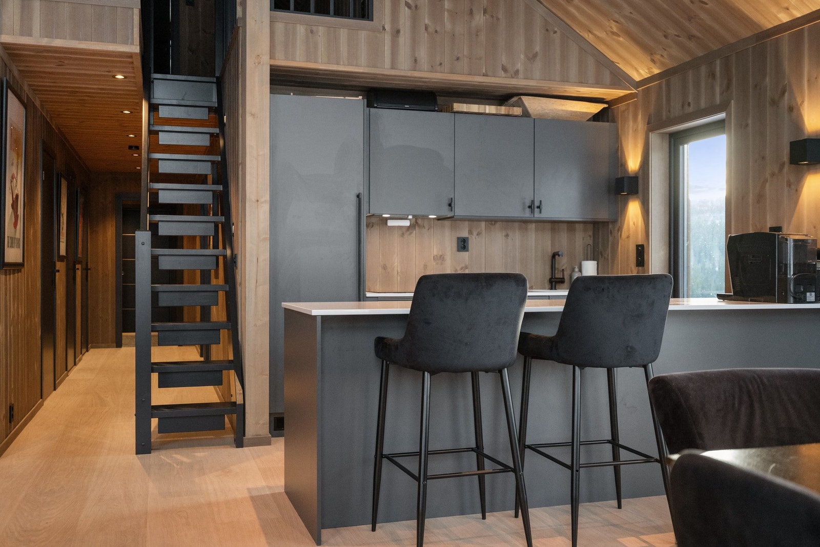 Kjøkkenet er moderne og stilrent utformet med innredning med glatte fronter. Galleribilde