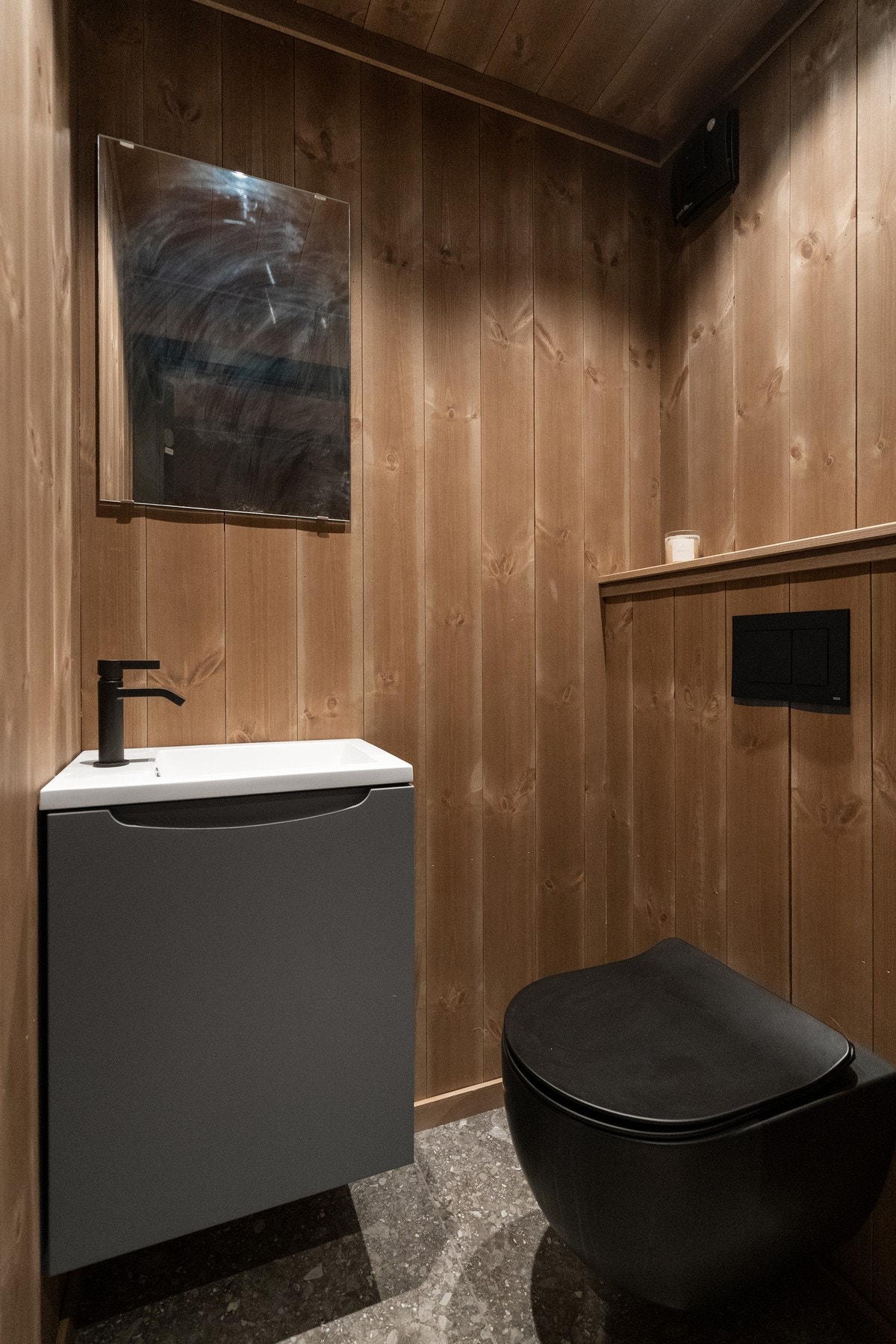 I hytta finner man i tillegg et praktisk toalettrom med flislagt gulv samt panel på vegger og himling. Galleribilde