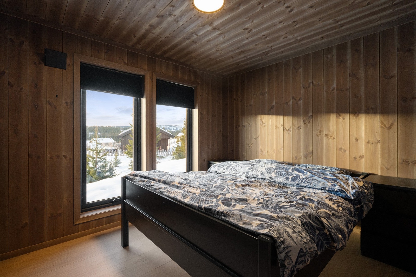 Hovedsoverommet har god plass til dobbeltseng og byr på flott utsyn gjennom de store vindusflatene. Galleribilde