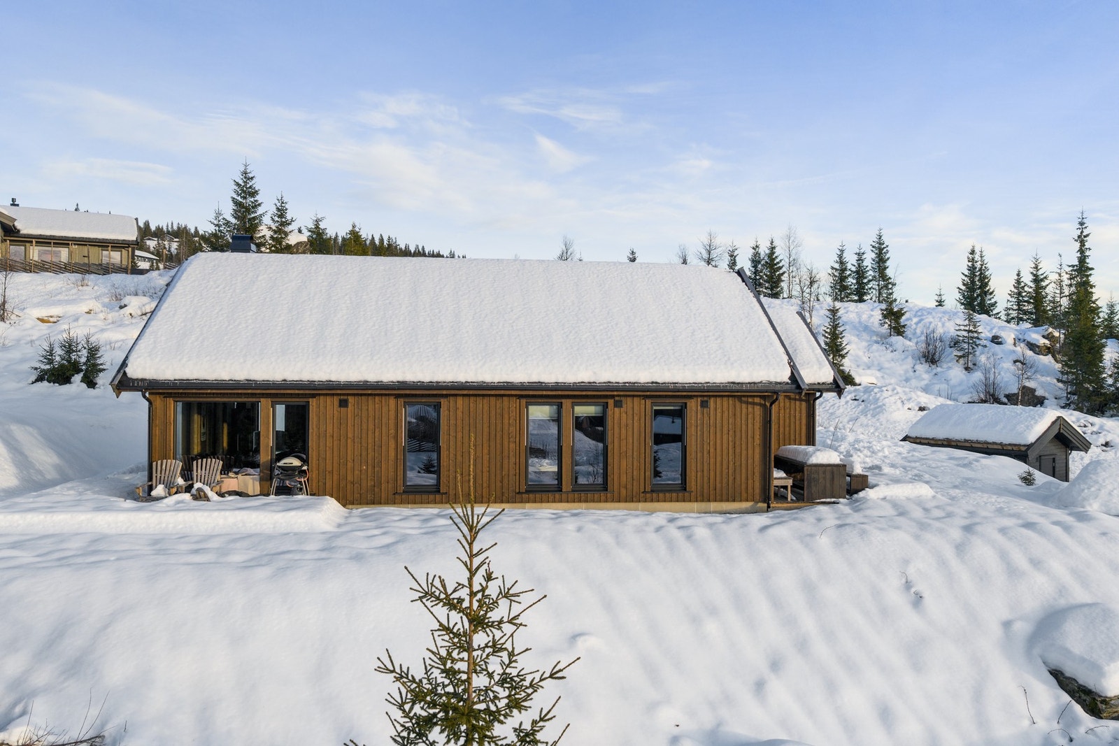 Frittstående hytte over ett plan og med innredet hems. Galleribilde