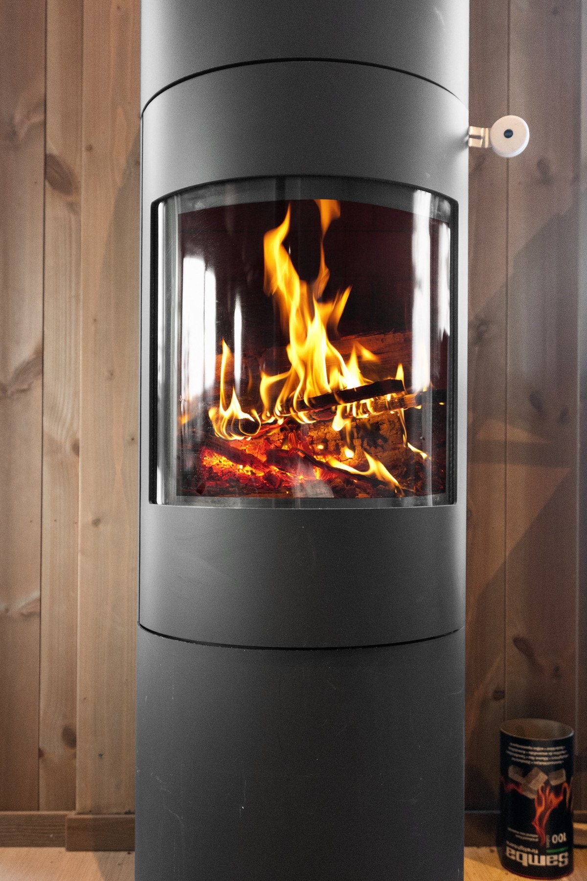 En flott peisovn sørger for god varme og stemning i rommet. Galleribilde