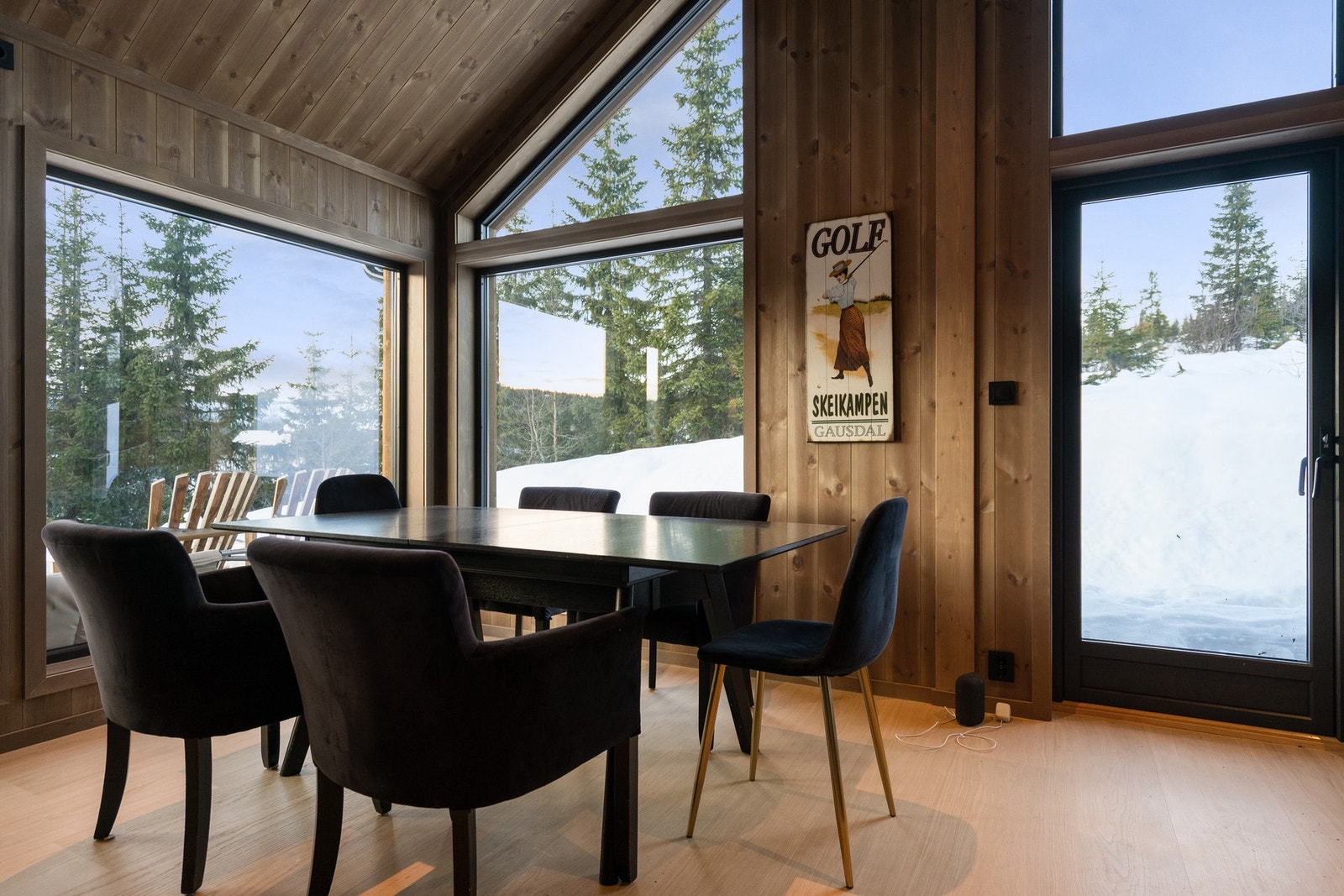 Gode lysforhold via store vindusflater og en planløsning som gir både funksjonalitet og en sosial ramme rundt oppholdet. Galleribilde