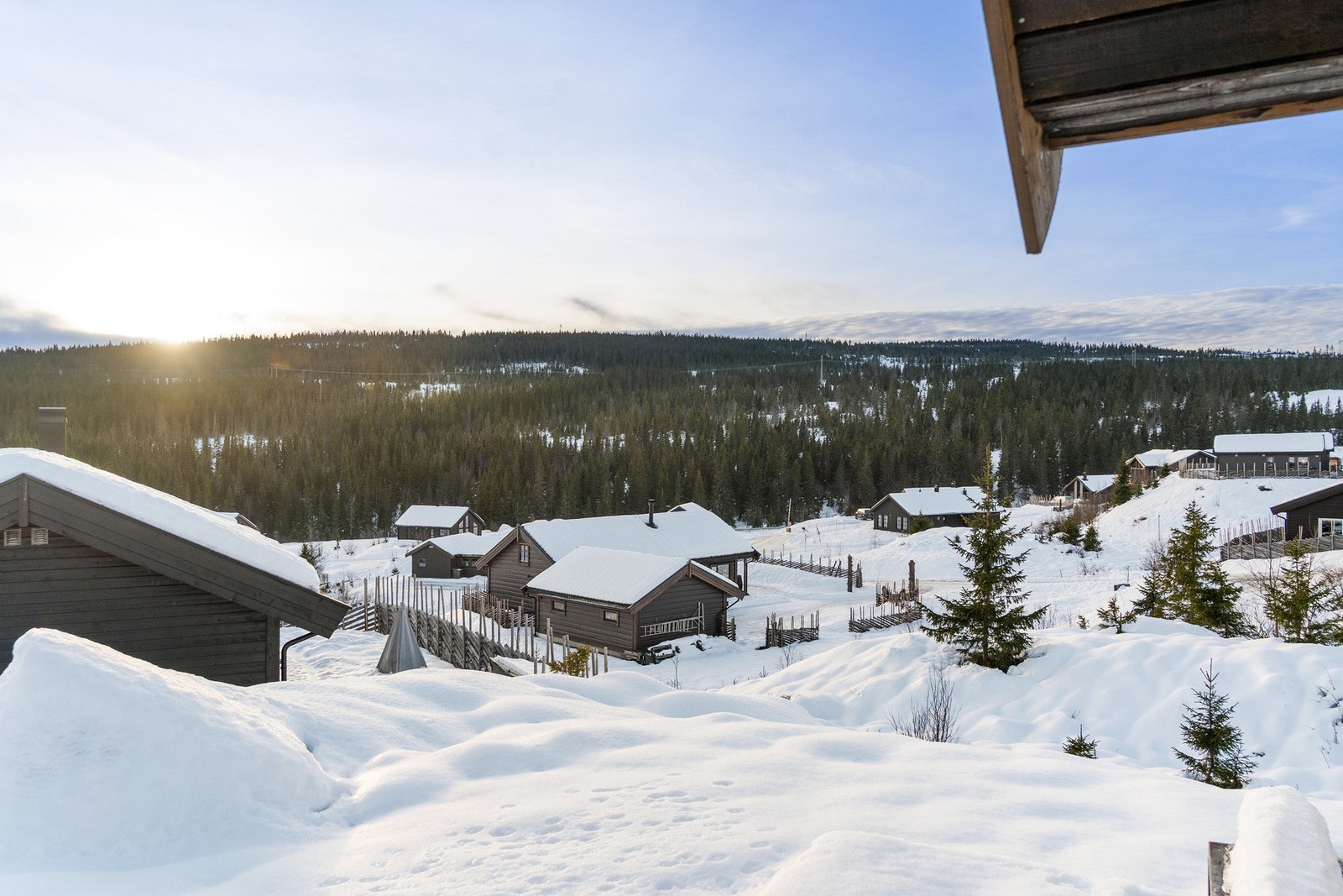 Tomtens plassering gir en luftig og åpen følelse, samtidig som den er pent tilpasset det naturlige terrenget rundt hytta. Galleribilde
