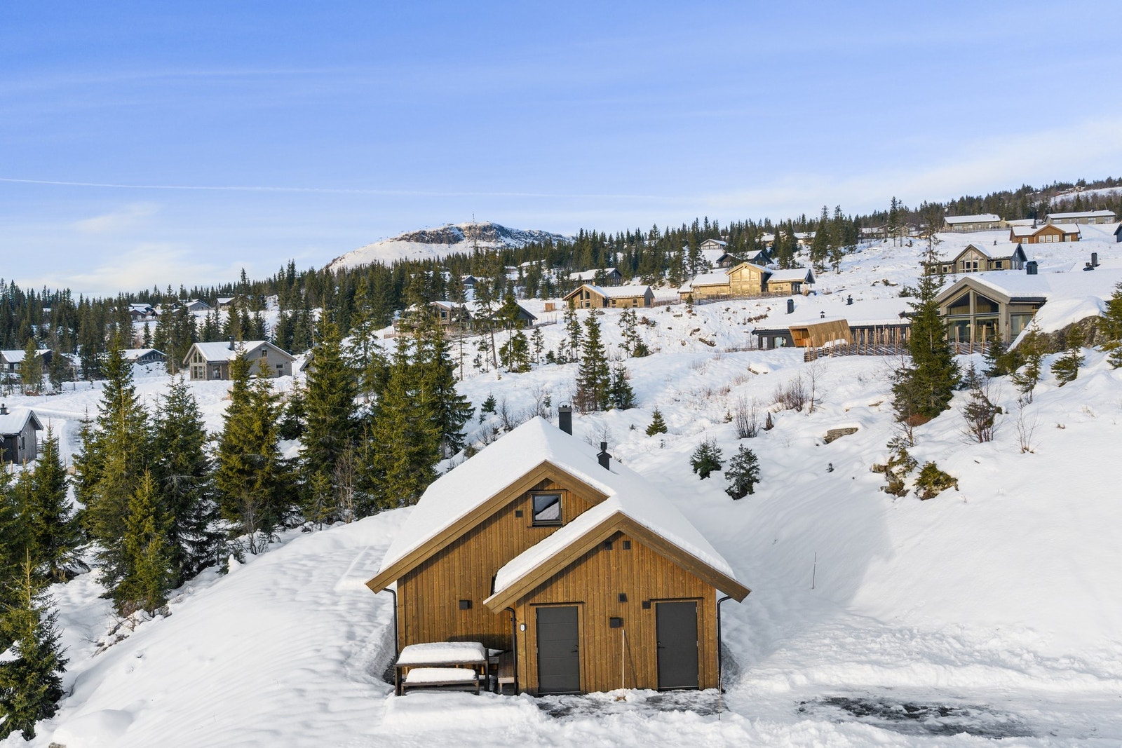 Tomta er svakt skrånende og vestvendt, noe som gir svært gode solforhold og flott utsikt mot omkringliggende fjell- og hyttebebyggelse. Galleribilde