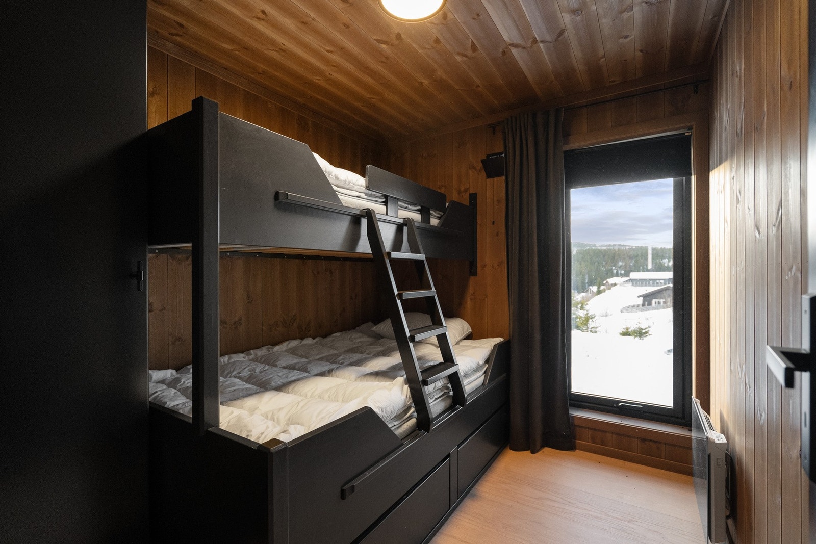 De øvrige soverommene er praktisk innredet med køyesenger, noe som gir god sengeplass til både familie og gjester. Galleribilde