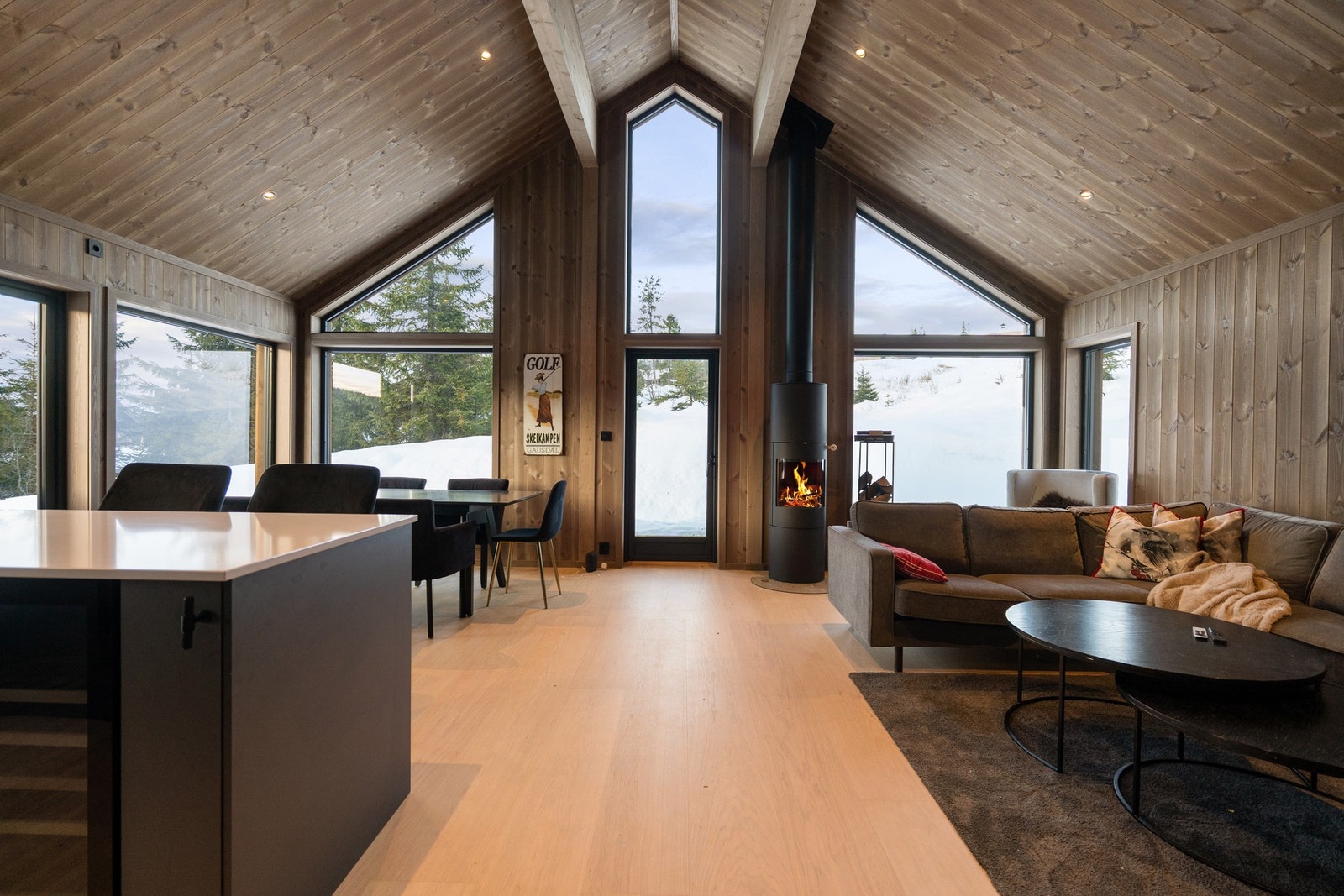 Store vindusflater fra gulv til tak sørger for godt med lysinnslipp i oppholdsrommet. Galleribilde