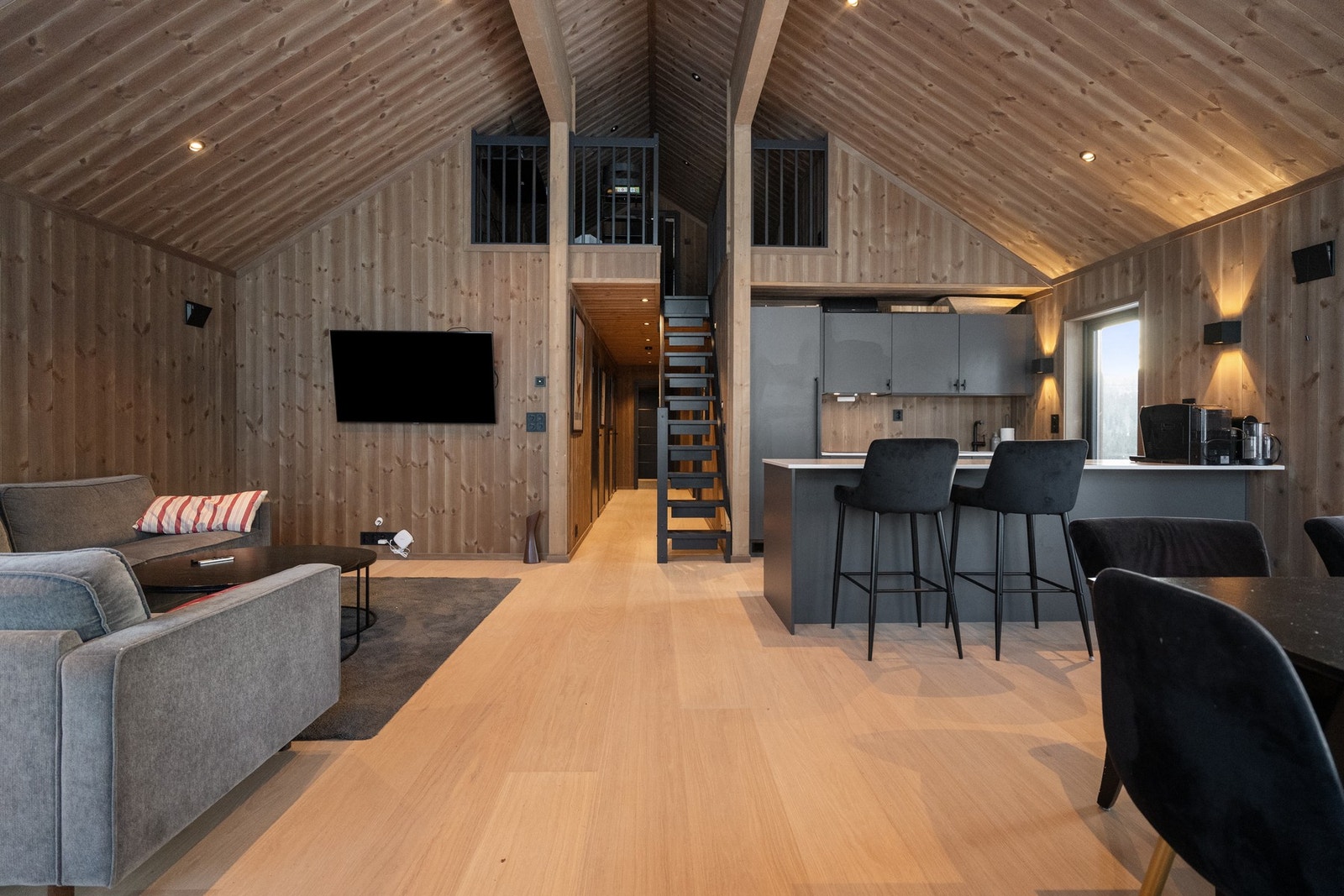 Stue, spisestue og kjøkken i åpen løsning. Galleribilde