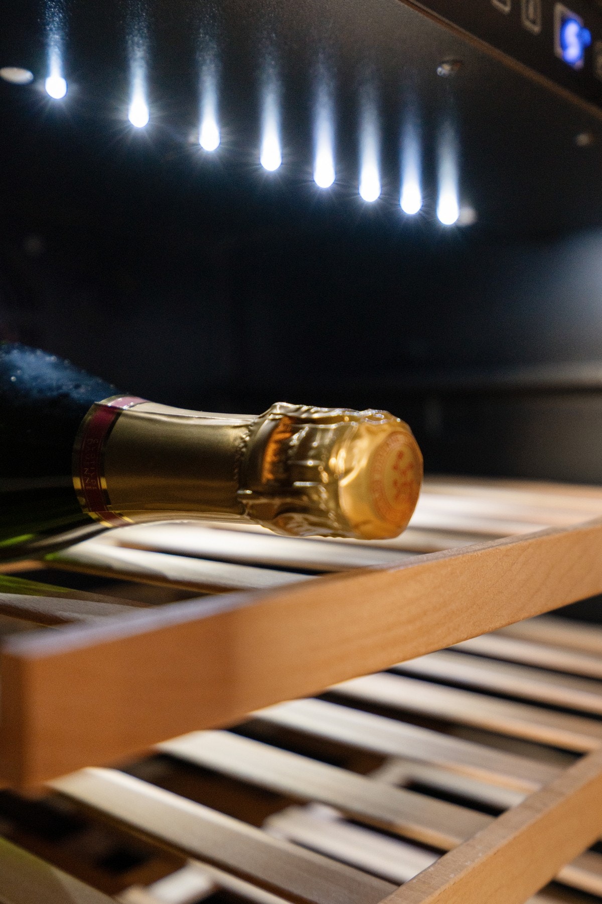 Det er integrerte hvitevarer bestående av kjøleskap, oppvaskmaskin, komfyr og induksjonstopp, i tillegg til vinskap. Galleribilde