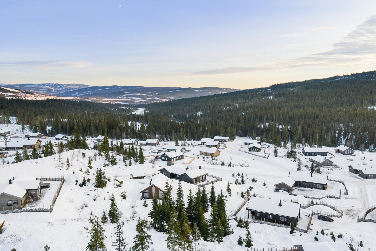 Beliggenheten er høyt oppe i feltet, med vestvendt tomt i svakt skrånende terreng som gir gode solforhold og flott utsikt. Galleribilde