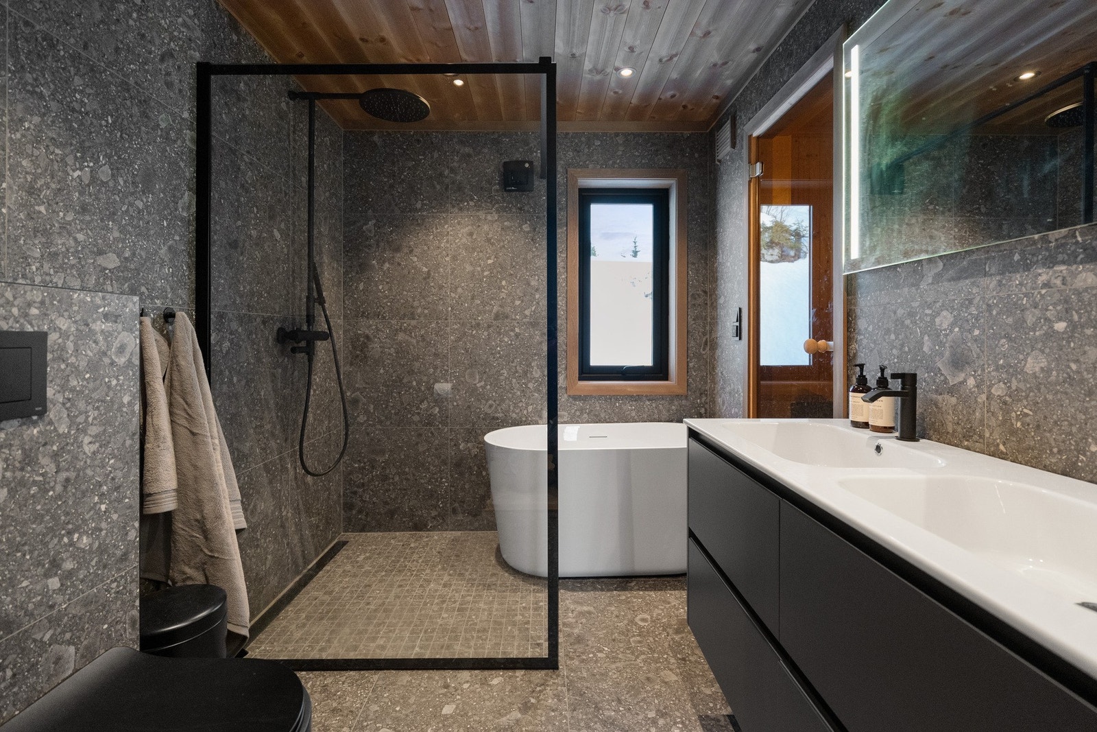 Badet fremstår moderne og gjennomført med en kombinasjon av flislagte flater og noe panel på veggene samt panel i himling. Galleribilde