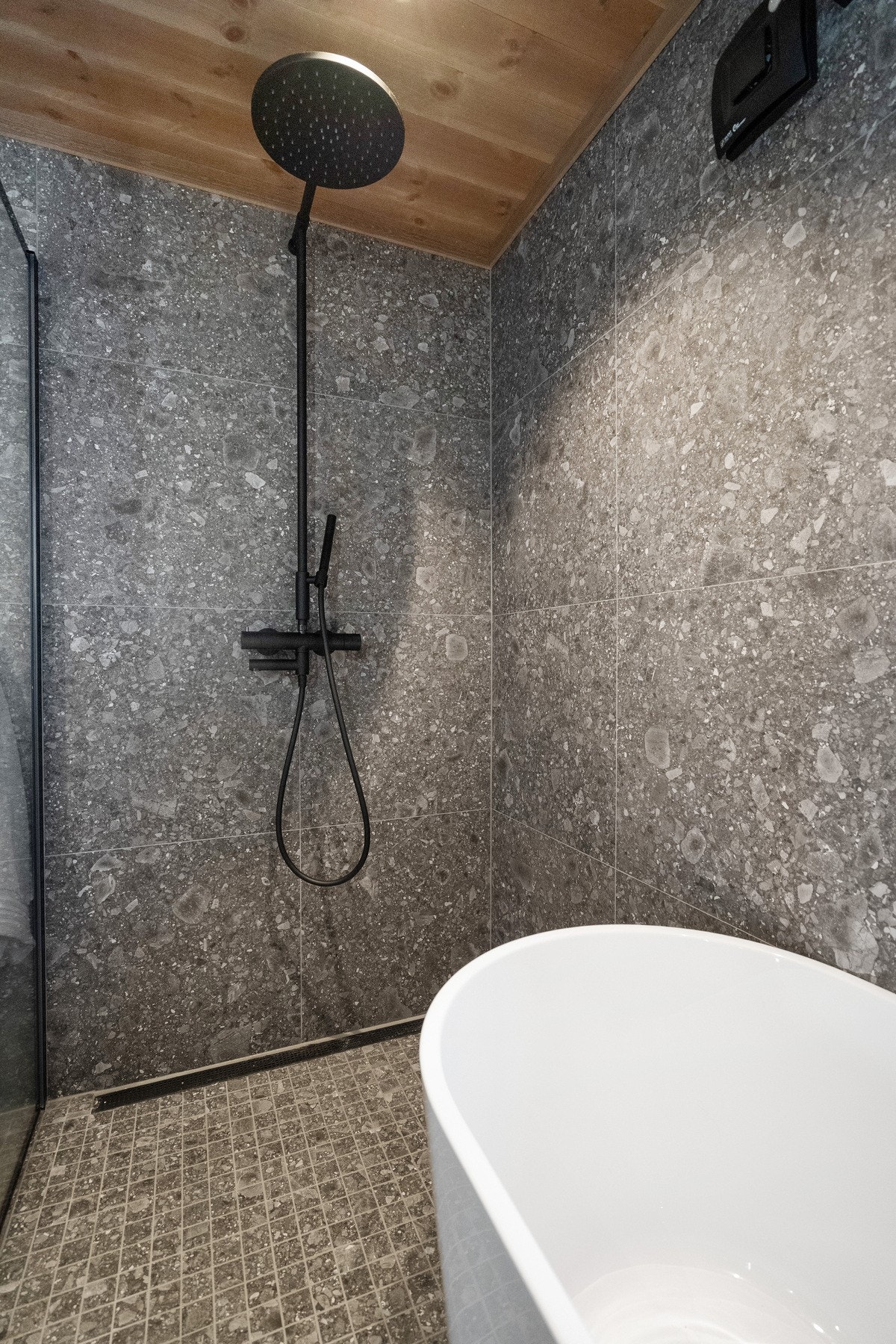 Badet er utstyrt med både dusj og badekar. Galleribilde