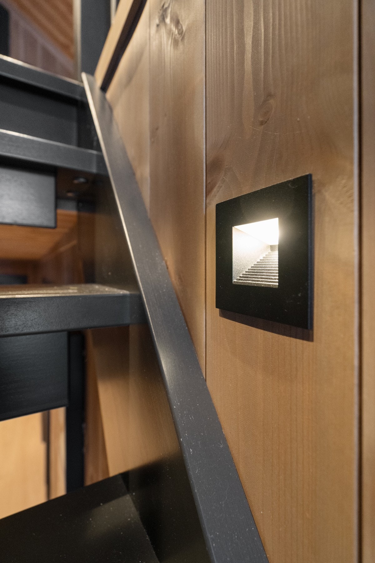 Fra gangen fører en sort trapp opp til hemsen. Galleribilde