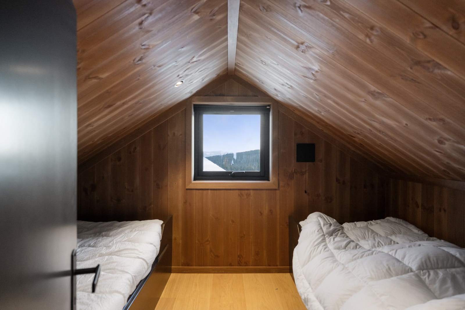 Det gjøres oppmerksom på at rommene på hemsen ikke er godkjent for varig opphold grunnet for lav takhøyde, og er således ikke godkjent som soverom. Galleribilde