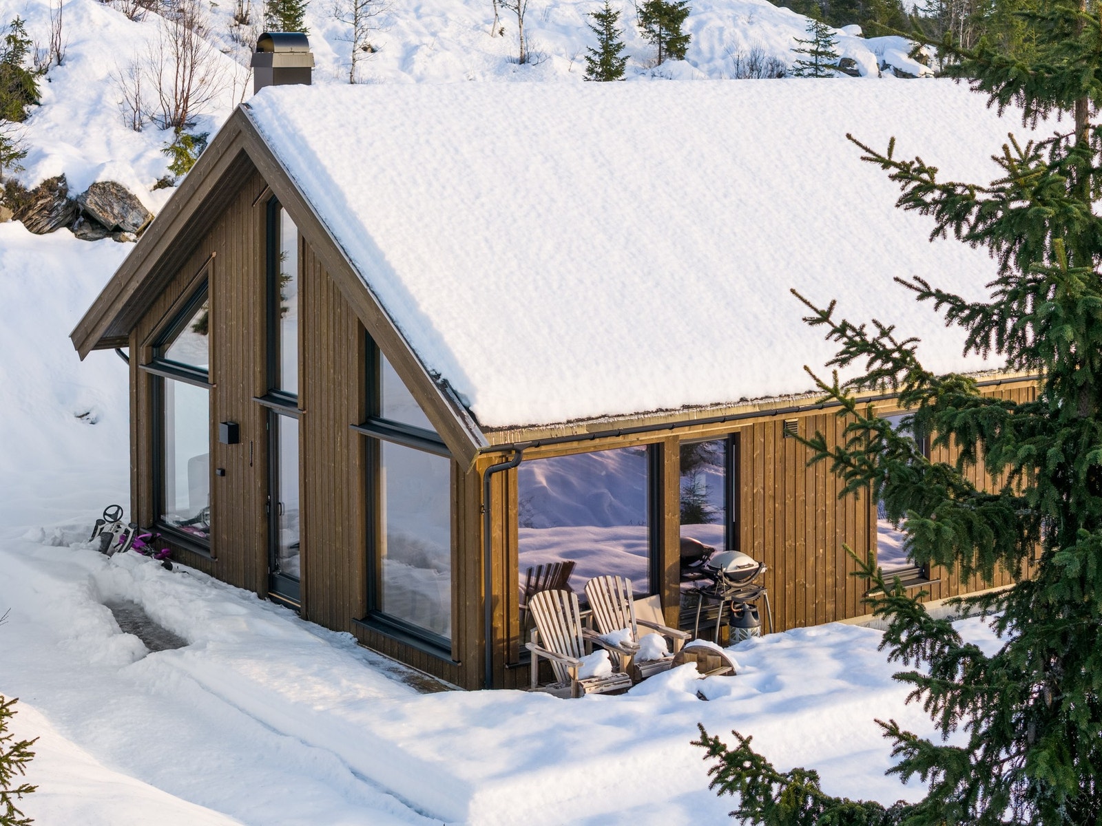 Hytta har en effektiv og smart planløsning med innredet hems og har gjennomgående høy standard og gjennomtenkte løsninger. Galleribilde
