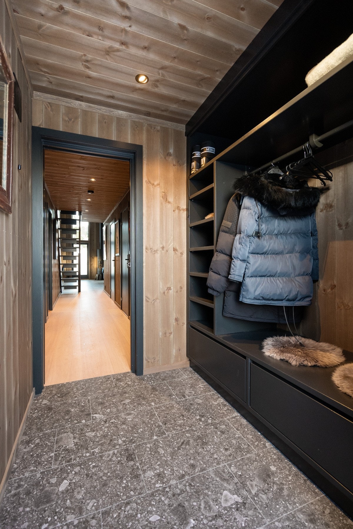Gulvet i gangen er belagt med slitesterk flis, godt egnet for fjellforhold med snø og fukt, og bidrar til både praktisk bruk og et stilrent uttrykk. Galleribilde