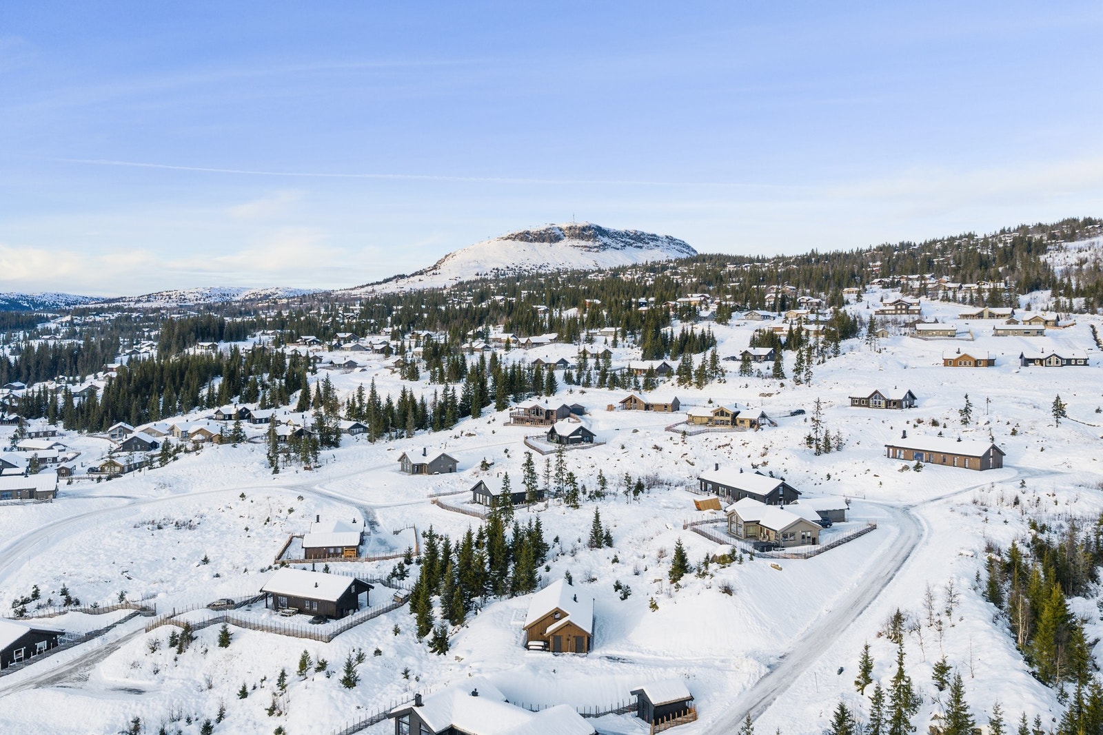 Skiløypa går like bak hytta og er direkte tilknyttet Skeikampens omfattende og velpreparerte løypenett. I kort gangavstand ligger Skeiporten med moderne sportsbutikk og søndagsåpen dagligvare. Galleribilde