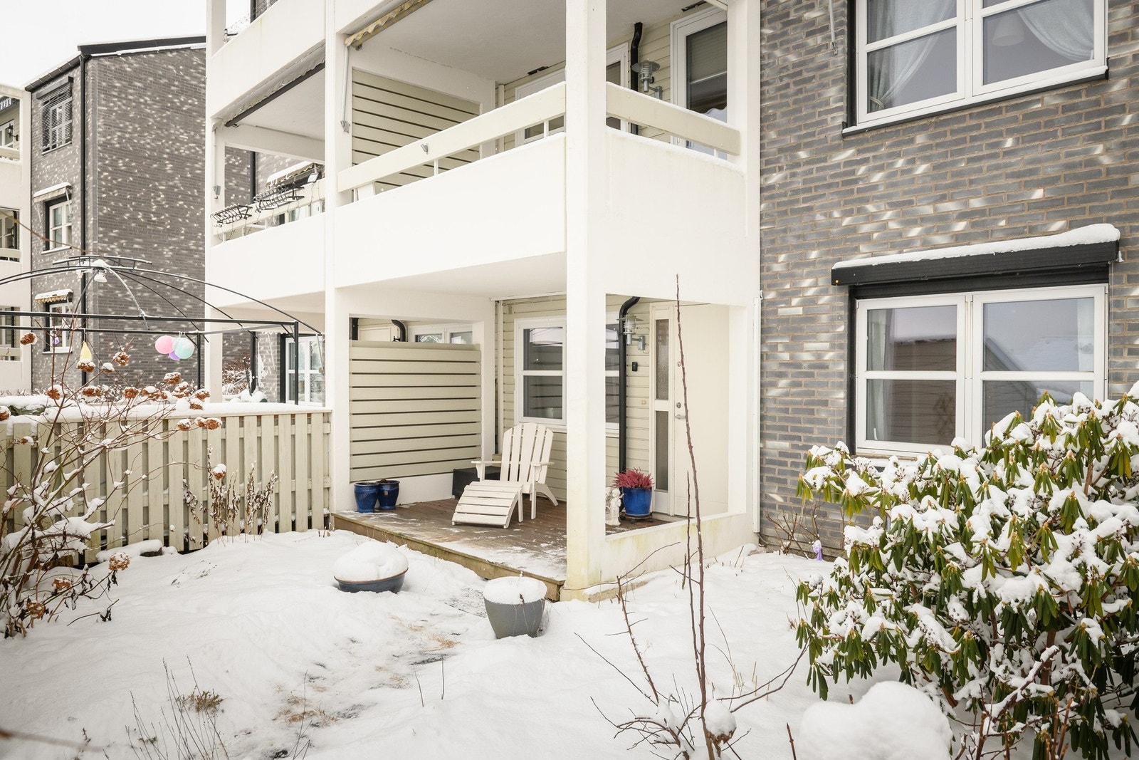 Leiligheten har egen inngang via en overbygd terrasse på ca. 8 kvm Galleribilde