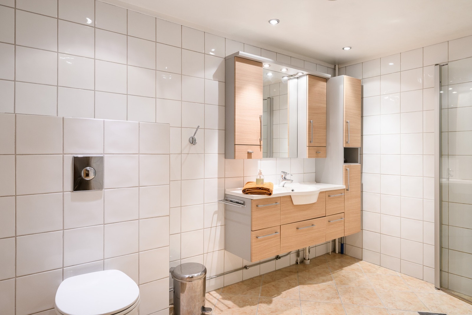 Badet er praktisk plassert med enkel tilgang fra soverommene Galleribilde