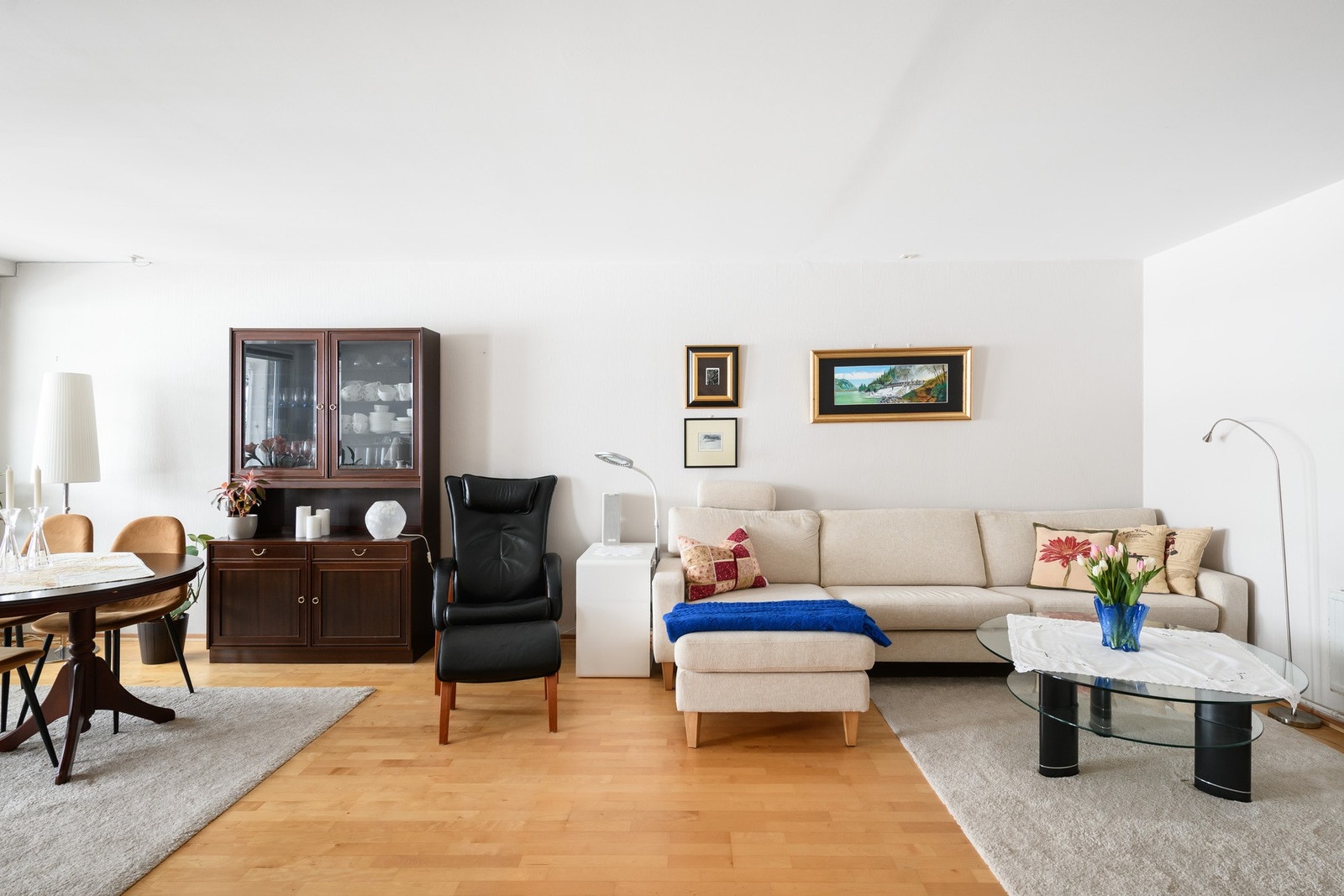 Utformingen gjør stuen enkel å møblere med flere sittegrupper i ulike soner. Galleribilde