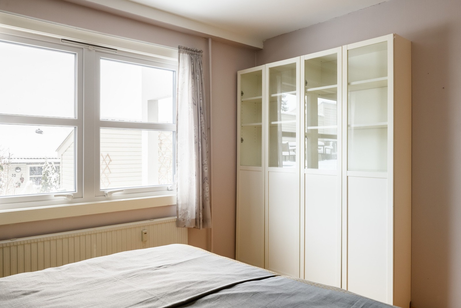 Soverommene har hvert sitt store skap med dels glassfronter. Galleribilde