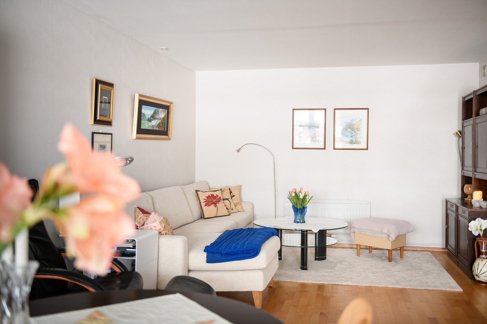 Stuen innbyr til hygge fra tidlig morgen til sent på kveld. Galleribilde