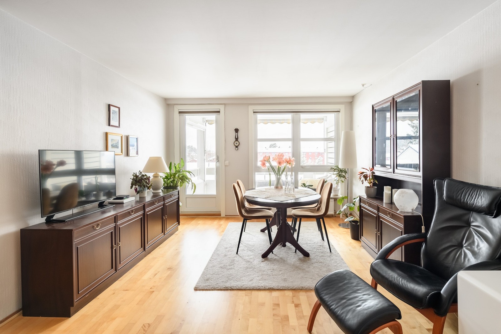 Stuen passer utmerket til både rolige og sosiale kvelder. Galleribilde