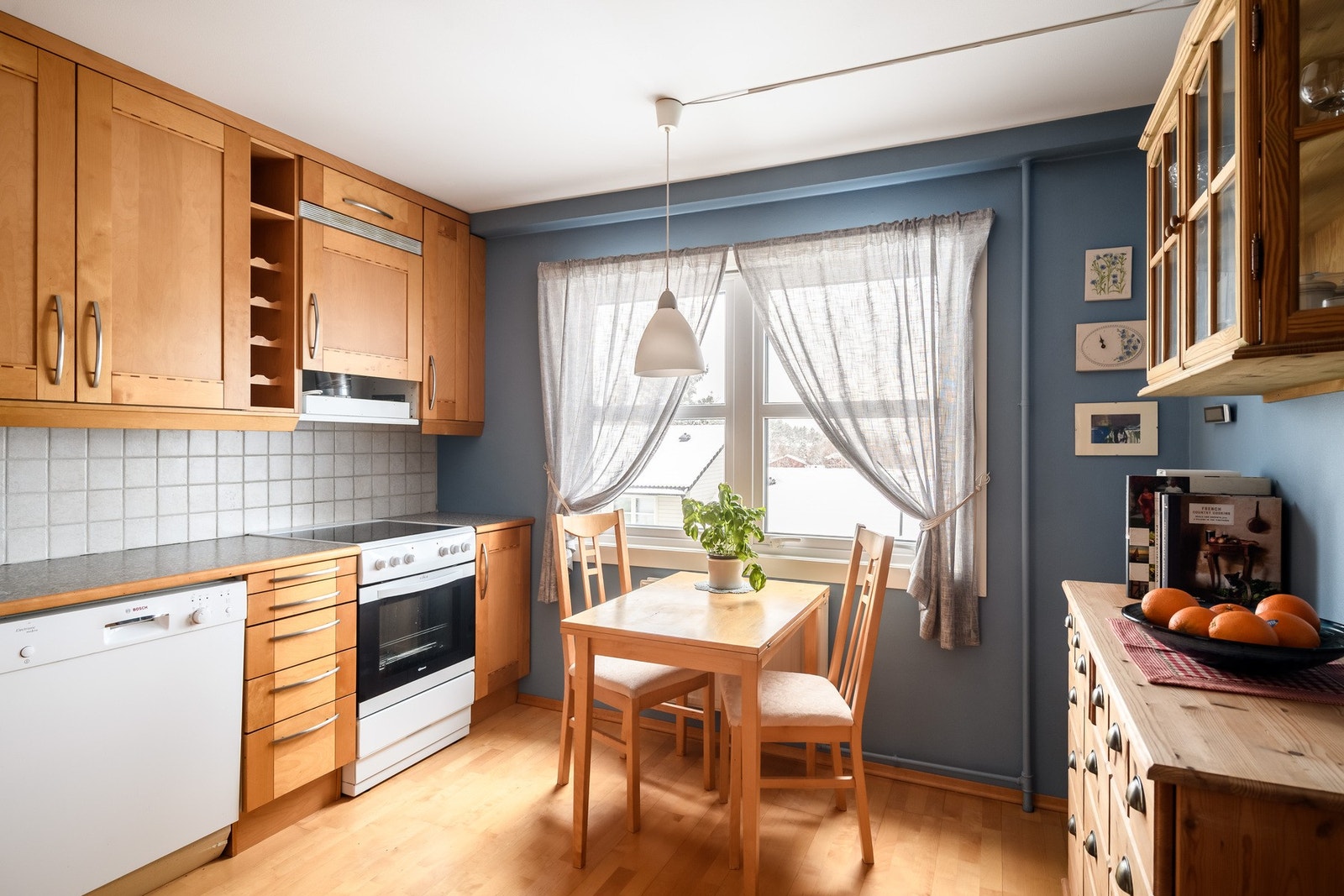 Kjøkkenet har opplegg for oppvaskmaskin, og det er egen nisje for kjøleskapet. Galleribilde