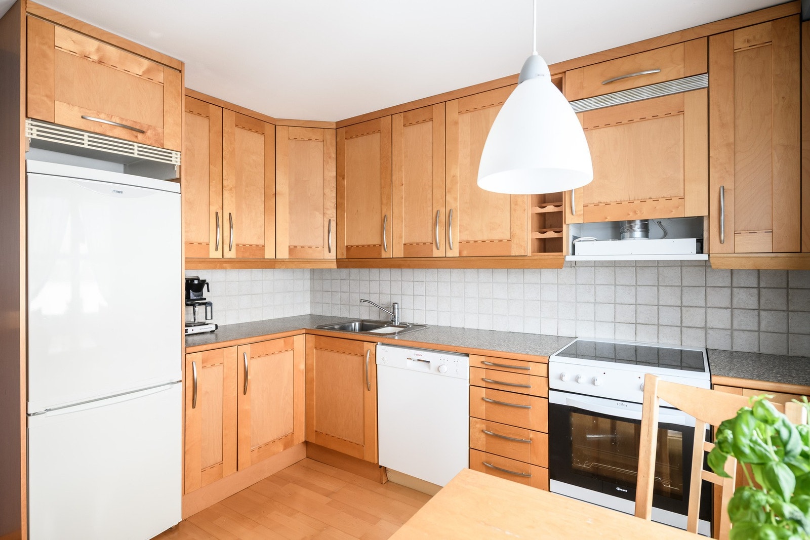 Kjøkkenet er oppført i en funksjonell L-form med god arbeidsflyt og skapplass. Galleribilde