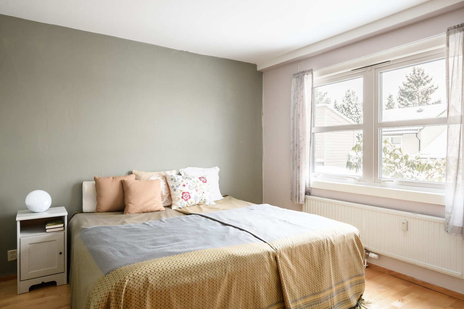 På hovedsoverommet er det plass til dobbeltseng med tilhørende nattbord. Galleribilde