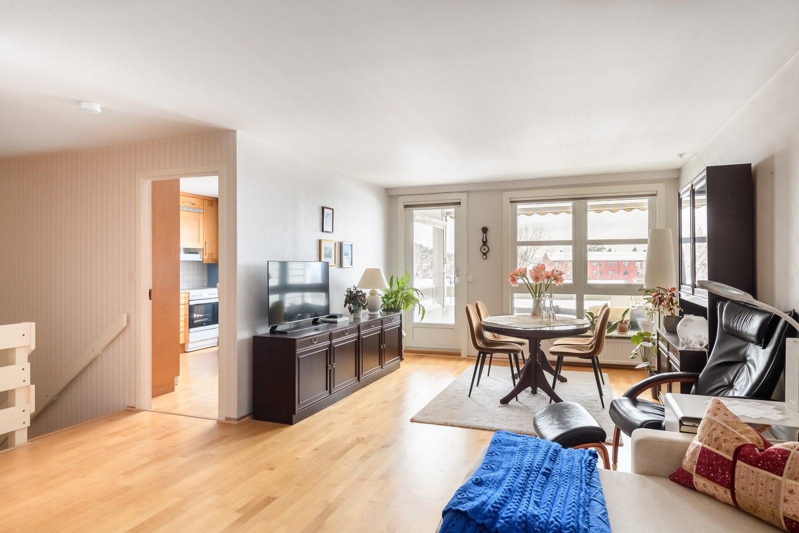 En stor vindusflate slipper inn godt med naturlig lys til stuen. Galleribilde