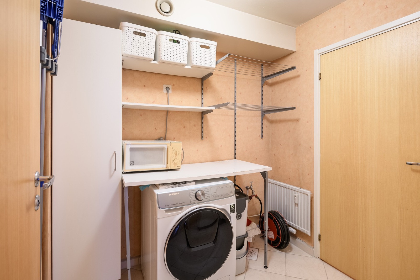 Seperate vaskerom med tilliggende gjestetoalett. Galleribilde