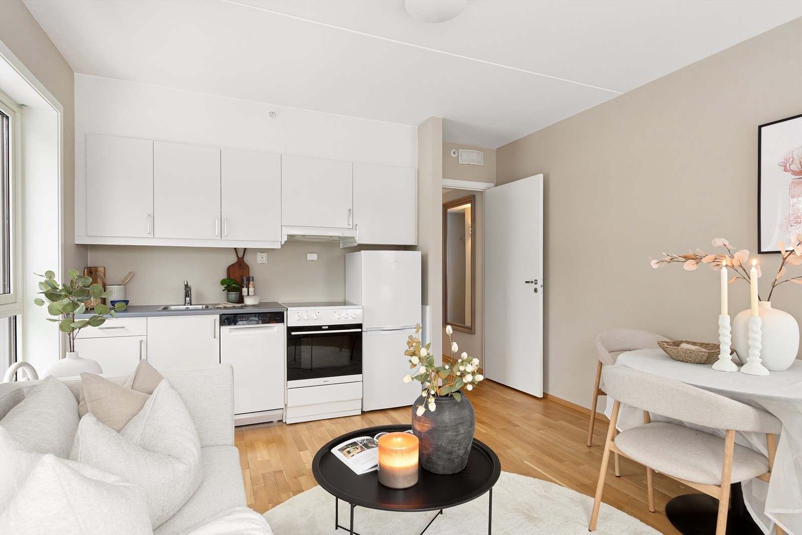 Kjøkkenet har en åpen og praktisk løsning som gir en luftig og innbydende atmosfære, og legger godt til rette for både hverdagsbruk og sosialt samvær. Galleribilde