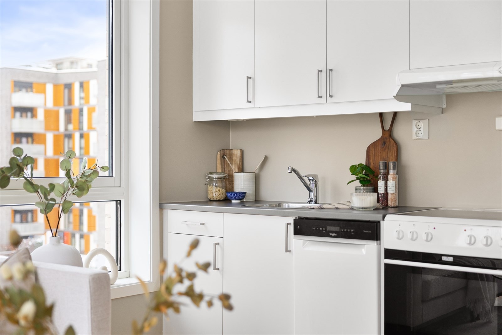 Her er det belysning over benkeplaten som gir godt arbeidslys, samt opplegg for oppvaskmaskin og kjøkkenventilator over kokeplass. Galleribilde