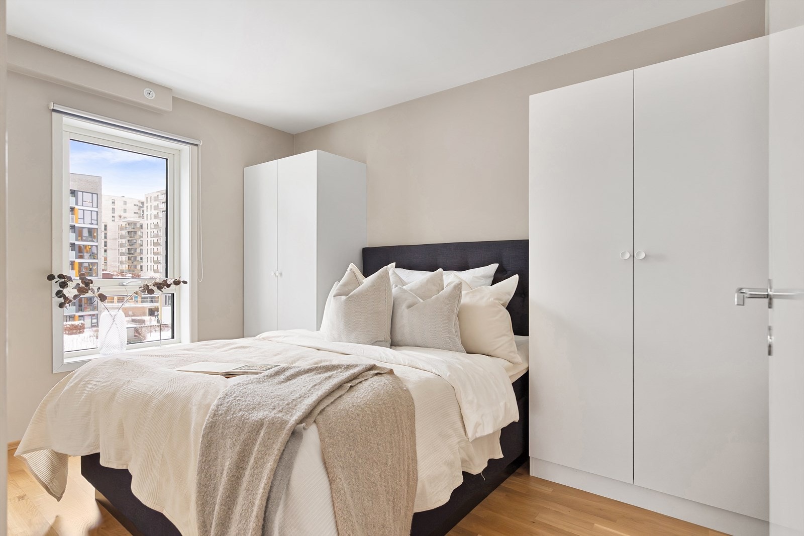 Store vindusflater på soverommet slipper inn rikelig med naturlig lys, og skaper en lys og behagelig atmosfære. Galleribilde