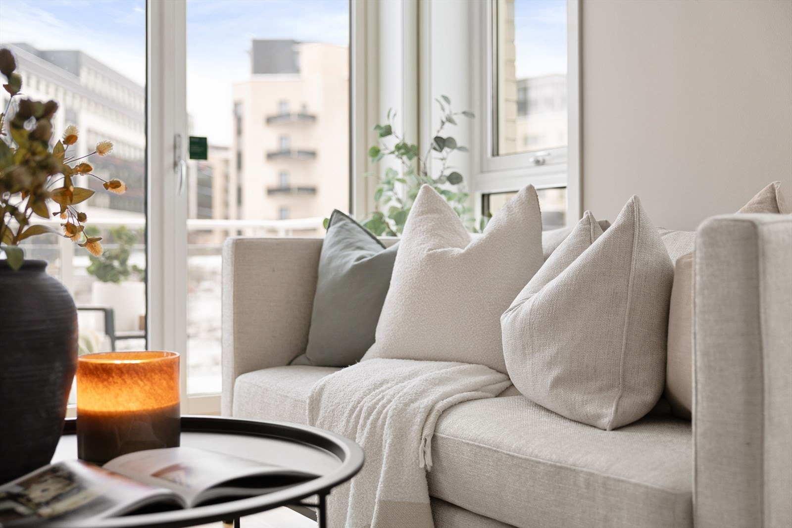 Den smarte, fleksible planløsningen gir god plass til sofagruppe, TV-møbel og spiseplass. Galleribilde