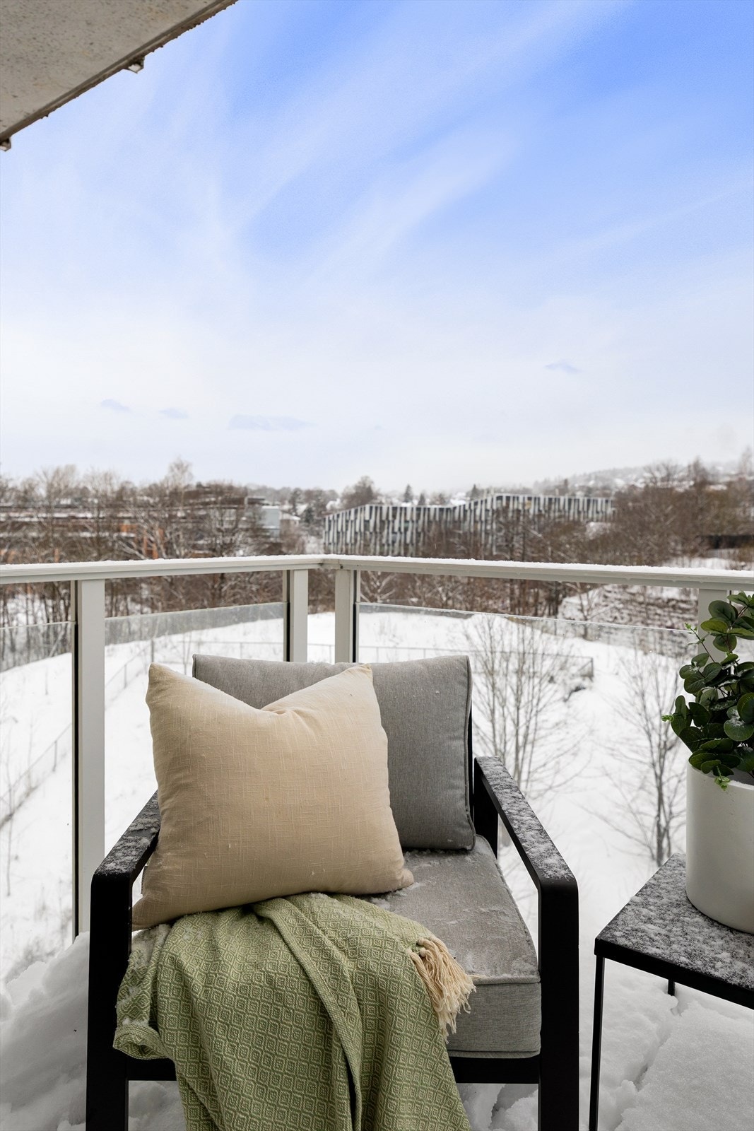 Fra stuen er det direkte utgang til balkong med plass til utemøbler og planter - en hyggelig forlengelse av stuen i sommerhalvåret. Galleribilde