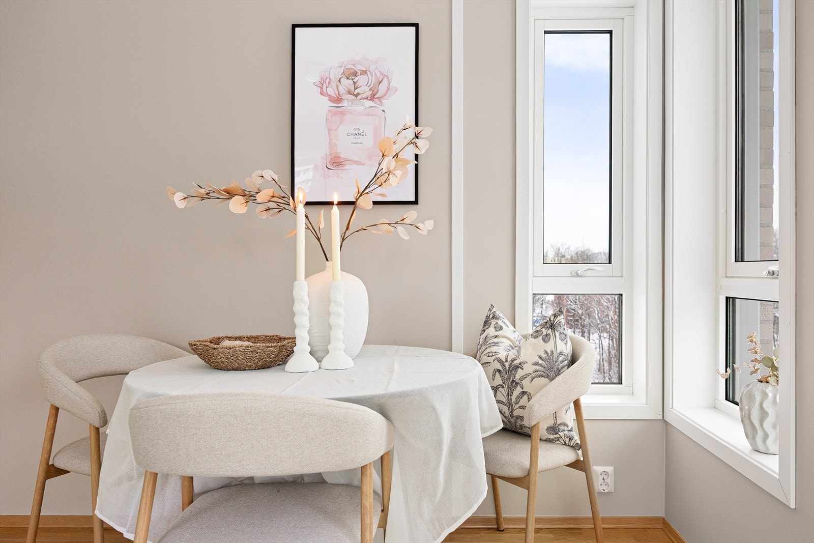 Spisebordet fungerer som et sosialt midtpunkt i stuen - ideelt for både hverdag og helg. Galleribilde