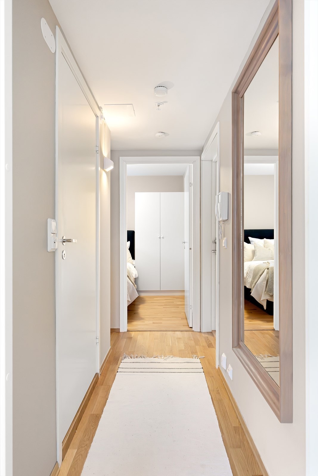 Lys og innbydende entré med praktisk oppbevaring - et stilrent og tidløst førsteinntrykk. Galleribilde