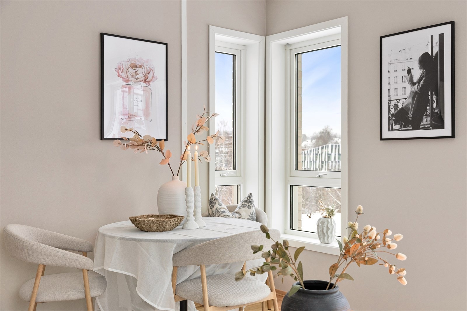 Lys og trivelig spiseplass som inviterer til lange måltider og gode samtaler. Galleribilde