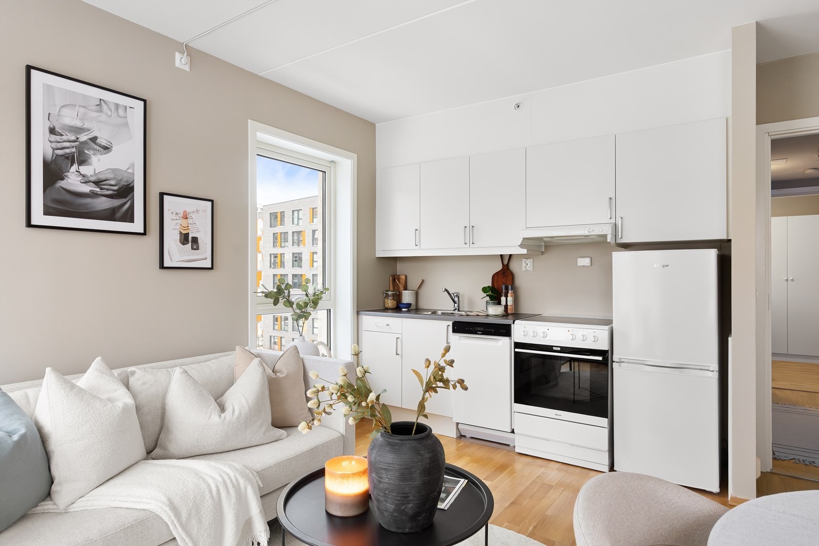 Innredningen har glatte fronter og laminat benkeplate med nedfelt vaskekum. Galleribilde