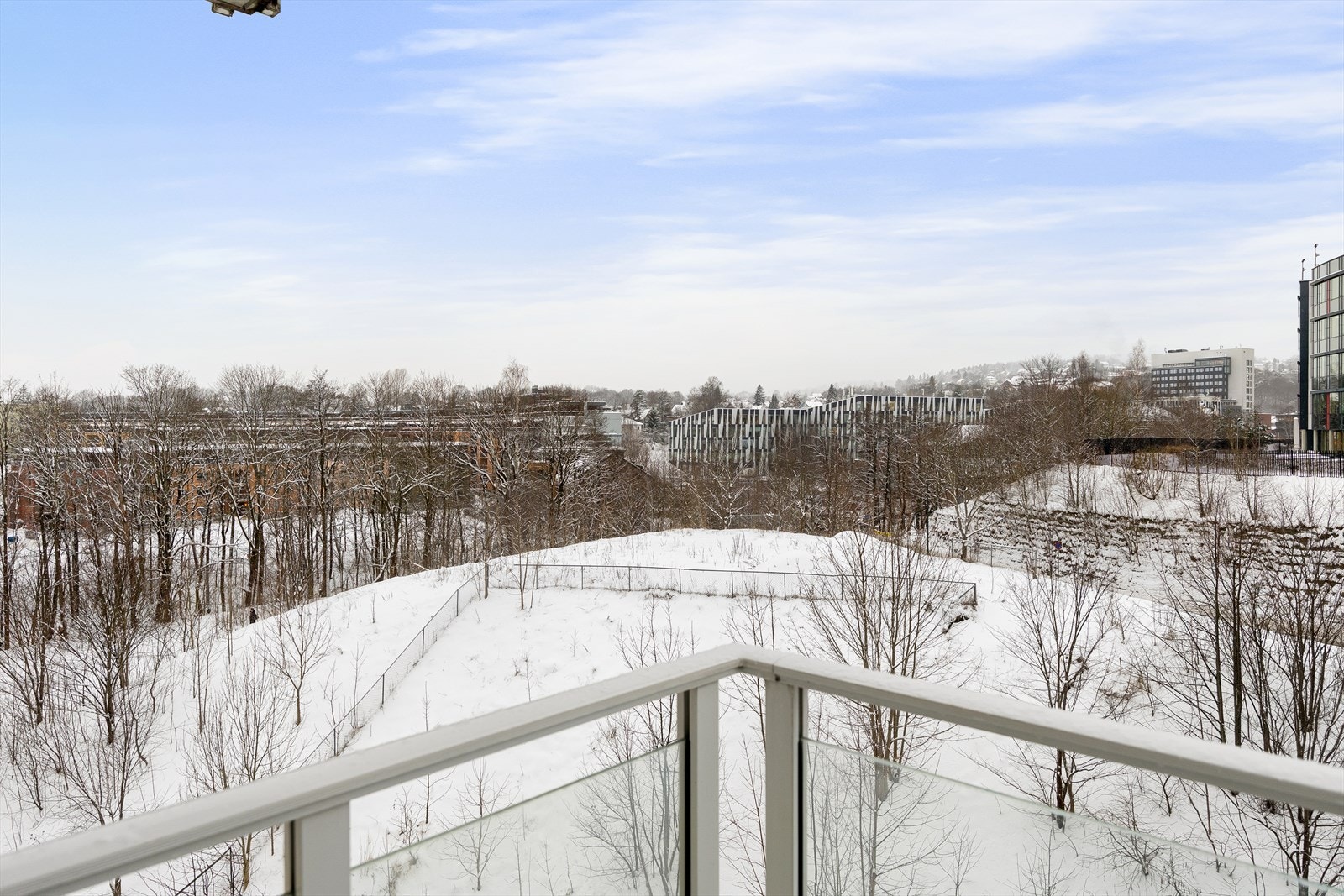 Balkongen fungerer som et lite, privat uteområde hvor du kan nyte en kaffe og frisk luft på fine dager. Galleribilde