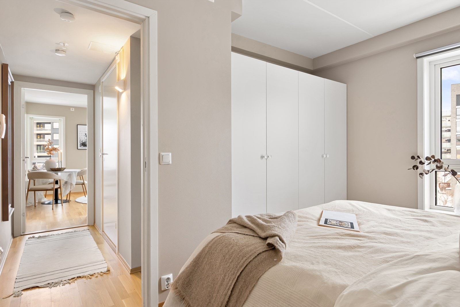 Her er det god plass til oppbevaring av klær i garderobeskapet, som gir både oversikt og praktisk utnyttelse av rommet. Galleribilde