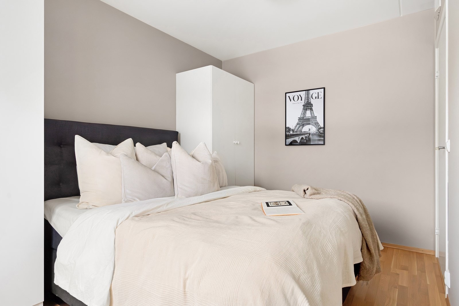 God plass på soverommet til dobbeltseng, nattbord og øvrige møbler, med rom for personlig preg. Galleribilde