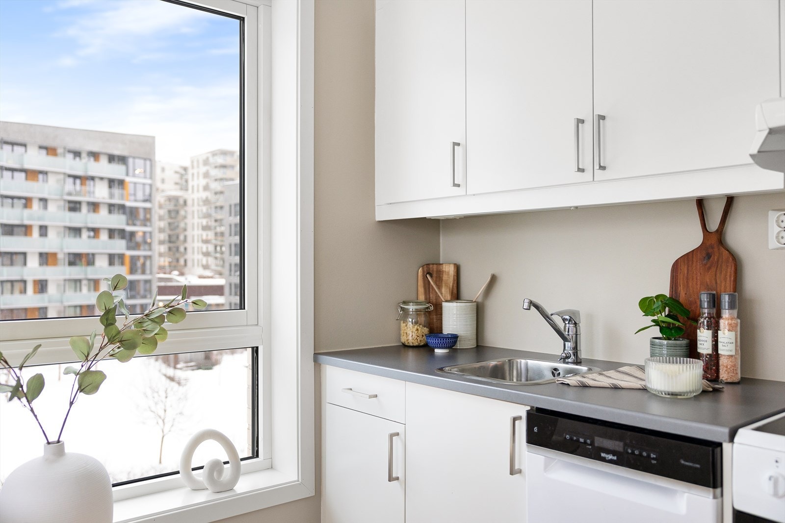 Boligen har vinduer med 3-lags press glass, prod 2012. Galleribilde