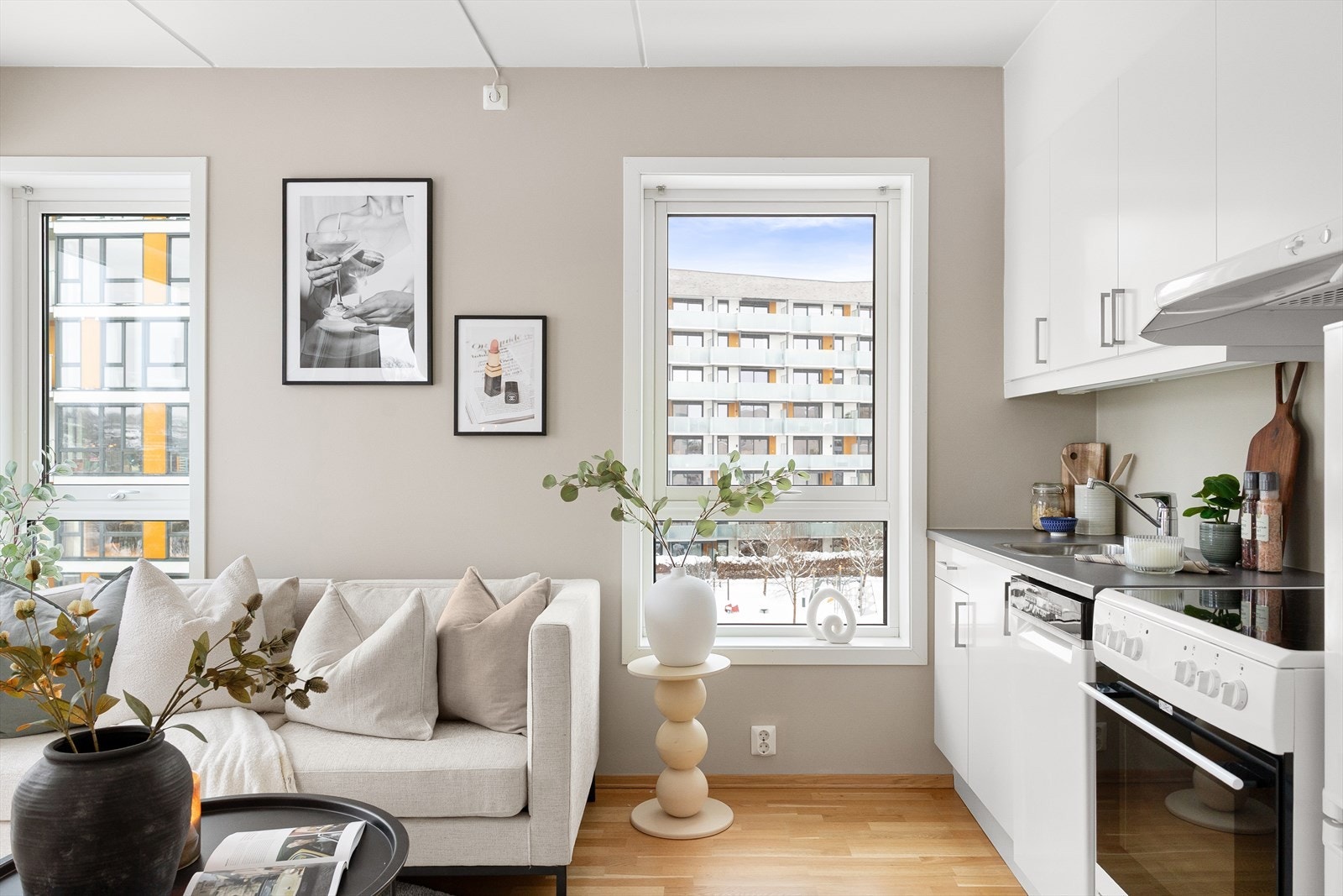 Naturlig lys fra kjøkkenvinduet skaper en hyggelig og innbydende matlagingsplass. Galleribilde