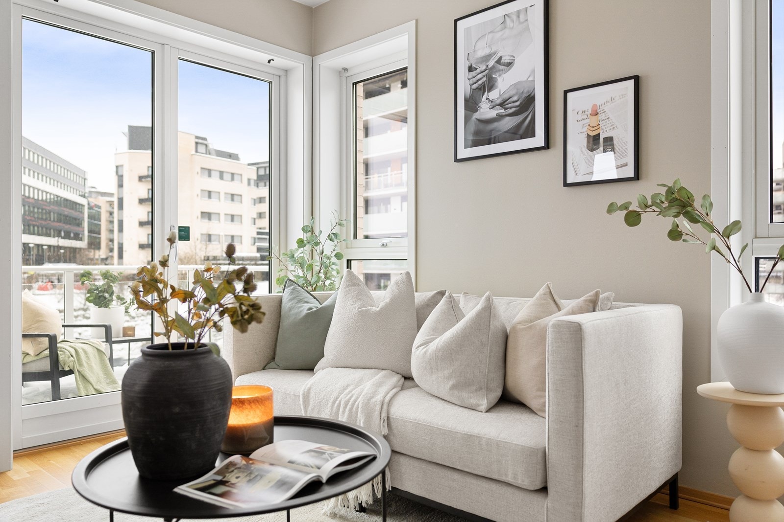 Stuen er lys og innbydende med store vindusflater som gir godt lysinnslipp og utsikt mot nærområdet. Galleribilde